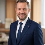 Профессиональный портрет уверенного российского предпринимателя на размытом фоне для сайта по созданию блогов